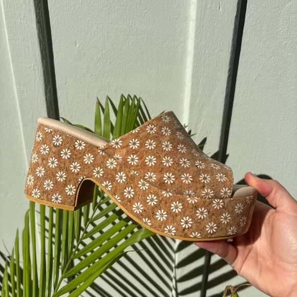 BEARPAW Women's Tan Daisy Wedge Sandals - Picture 2 of 7